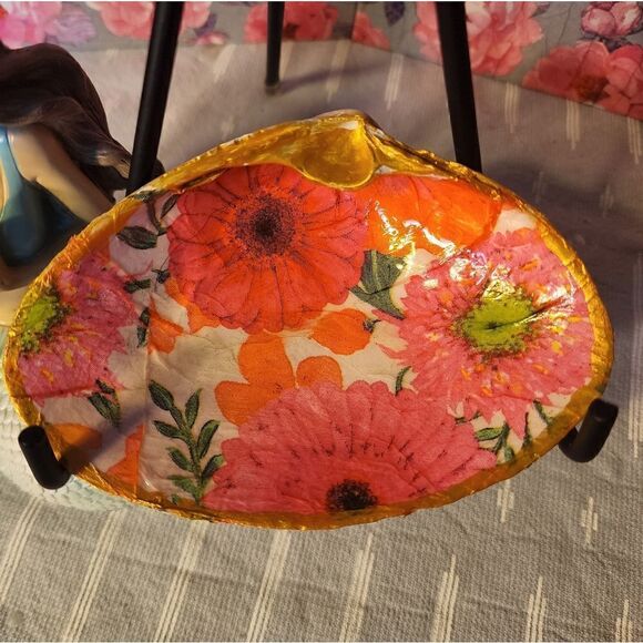 DECOUPAGE FLOWERS ON A CLAM SHELL - Picture 1 of 9